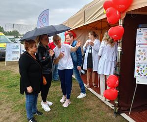 Siedlczanie chętnie korzystali z bezpłatnych badań, porad specjalistów i aktywności na świeżym powietrzu nad zalewem podczas Pikniku dla serca