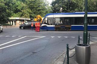 Kraków: Nowy dzień, nowe wykolejenie. Tramwaj wyleciał z szyn w centrum miasta