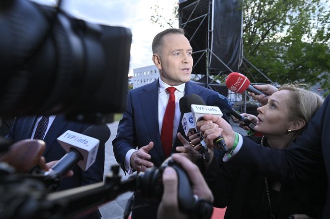Karol Nawrocki przyjechał do TVP. Symboliczny gest i mocne wsparcie z zaplecza