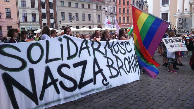  Toruń mówi NIE mowie nienawiści! Tęczowy wiec na Rynku Staromiejskim [ZDJĘCIA]