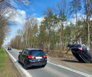 Pod Lubienią dachowało auto osobowe. Jedna osoba poszkodowana