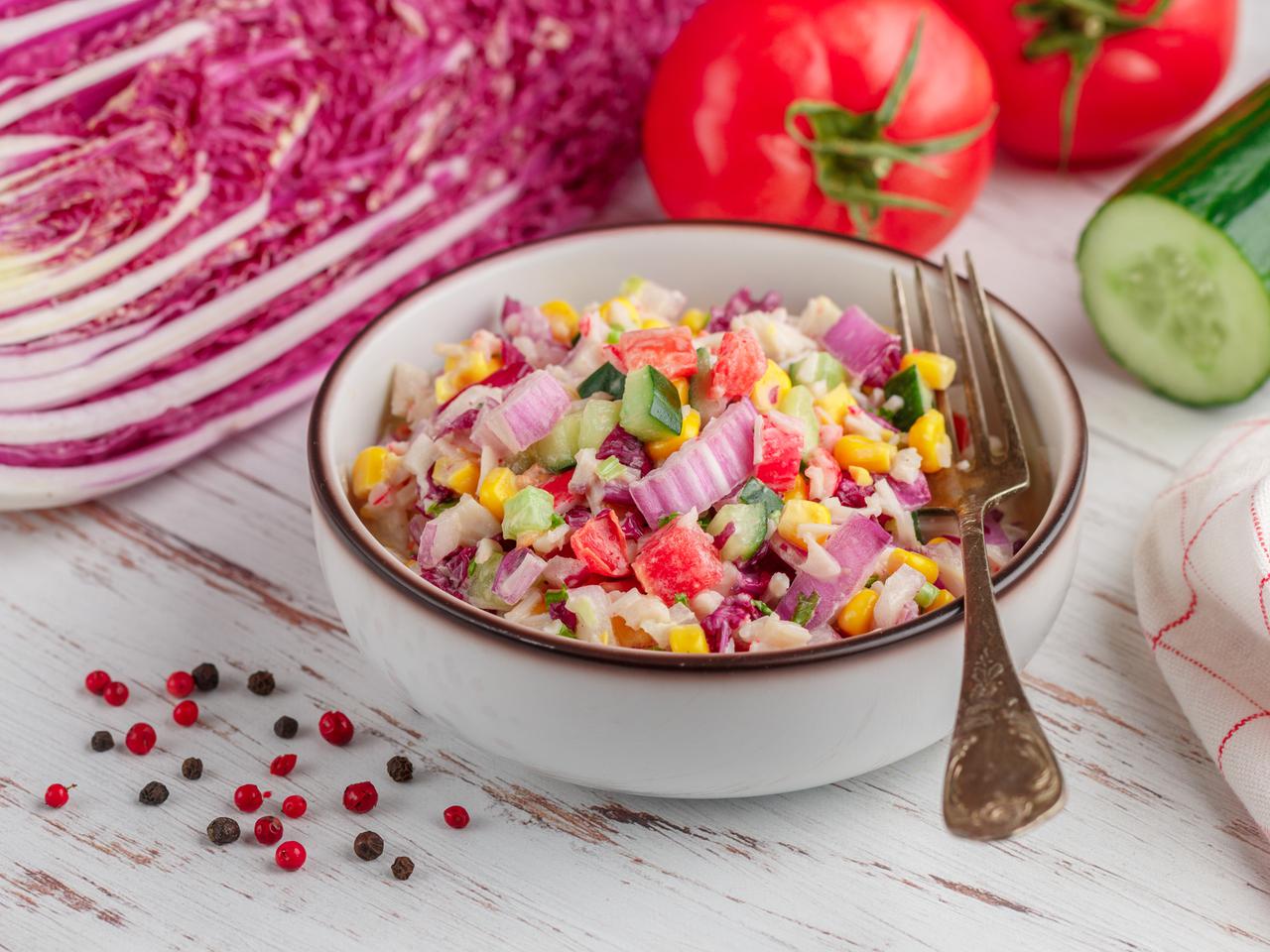 Surówka z kapusty pekińskiej: przebojowy przepis z lat 90. XX w.