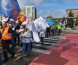 Hutnicy i koksownicy wyszli na ulice w Dąbrowie Górniczej. Apel do rządu o ratunek dla branży i tysięcy miejsc pracy