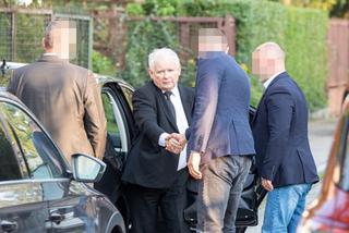 Tajemnicza paczka w rękach Kaczyńskiego. Co przywiózł do domu? ZDJĘCIA