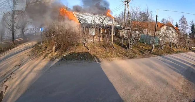 Tragiczny pożar w Bzowie. Mama z córką zostały bez dachu nad głową