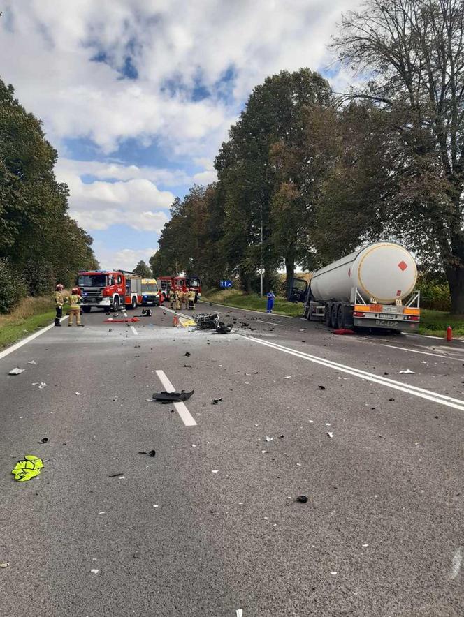 Motocyklista zjechał wprost pod cysternę nie żyje