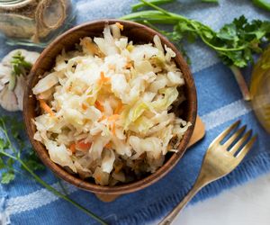 Surówka z kapusty kiszonej do ryby: najlepszy przepis