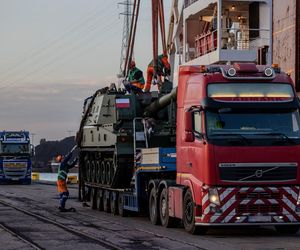 Rozładunek czołgów K2 i haubic K9