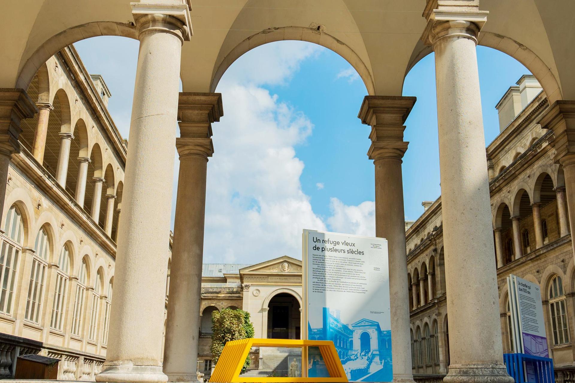 Instalacja Izabeli Bołoz na dziedzińcu paryskiego Hôtel-Dieu