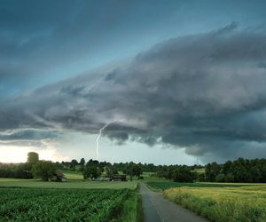 Burze z gradem na Dolnym Śląsku. Sprawdź, gdzie obowiązują alerty