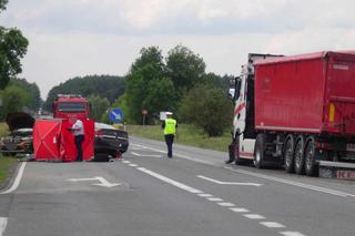 Makabryczny wypadek na DK 60. TIR zmasakrował osobówkę. Jedna osoba nie żyje