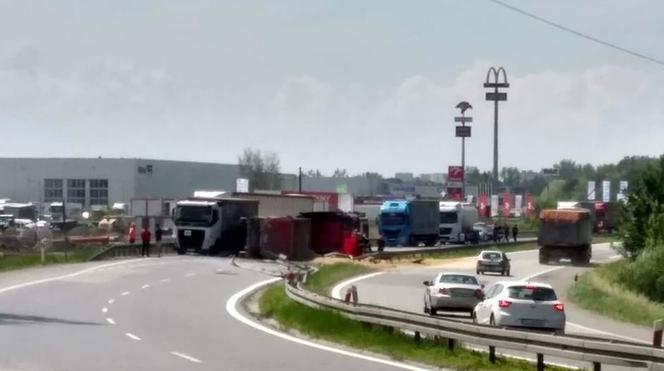 Tragiczny wypadek na S1. W Sosnowcu ciężarówka przygniotła motocyklistę