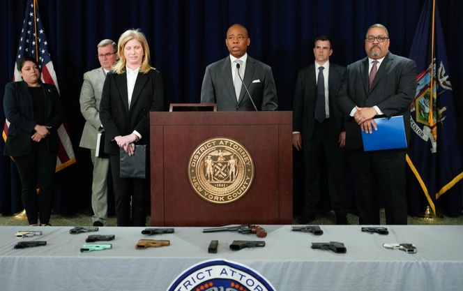 108 zarzutów za pół roku strzelania nad głowami mieszkańców Manhattanu