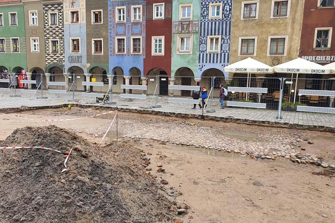 Stary Rynek w Poznaniu kryje historyczne tajemnice. Remont ujawnił zabytkowy bruk