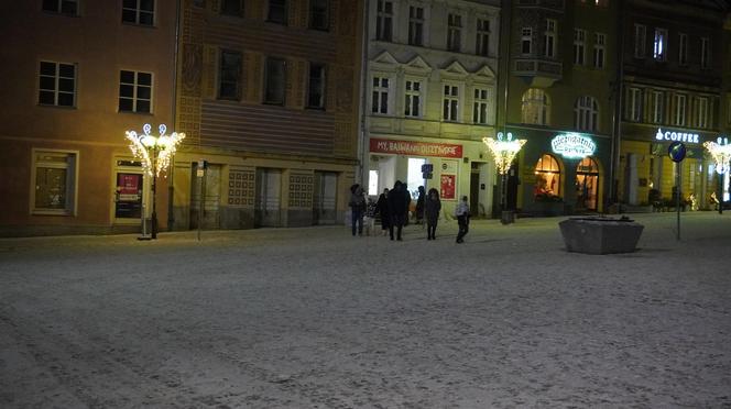 Świąteczne iluminacje w Olsztynie zachwycają. Prawdziwą „gwiazdą” jest choinka na starówce [ZDJĘCIA]