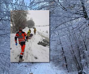 Przez śnieżycę karetka nie mogła dojechać do chorego. Transportowali go… na saniach