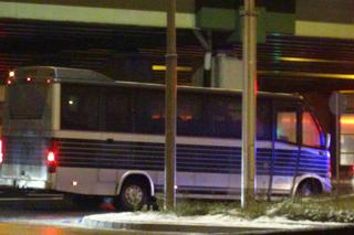 Horror na Puławskiej. Kierowca zatrzymał autokar na środku drogi. Jeden z pasażerów zmarł podczas jazdy