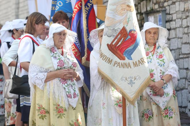 Tysiące kobiet i dziewcząt na pielgrzymce do Piekar Śląskich. "Jestem w Kościele, więc idę"