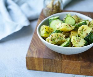 Sałatka ziemniaczana ze świeżym ogórkiem