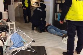 Policjanci widzieli go przez okno. Poprosili, by otworzył, wtedy ruszył prosto na nich
