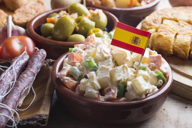 Hiszpańska sałatka jarzynowa z tuńczykiem - przepis na typową sałatkę hiszpańską ensaladilla rusa