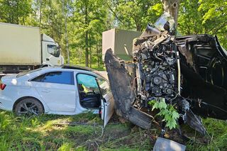 Potężne zderzenie na DK 27! Kierujący audi nie żyje, karetki zabrały dwie kobiety z drugiego auta [ZDJĘCIA]
