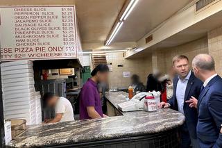 Żywieniowa huśtawka ludzi Andrzeja Dudy w USA. Wieczorem kolacja z Trumpem, w dzień... pizza za 1,5 dolara!