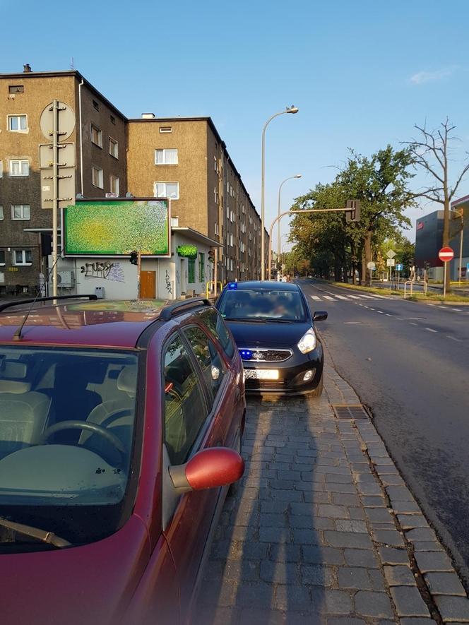 Kiedy policjanci weszli do pokoju, handlarze postanowili wyrzucić narkotyki przez okno!