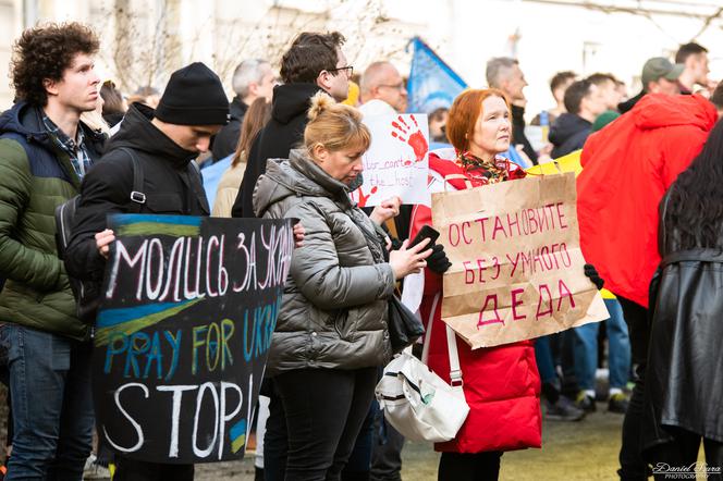  Kraków solidarny z Ukrainą. Setki osób przyszło na manifestację [ZDJĘCIA]
