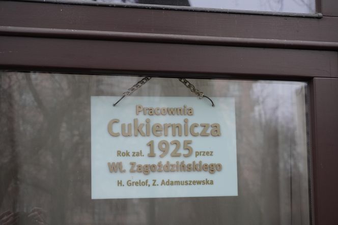 Kolejka przed pracownią cukierniczą "Zagoździński" na Woli 27.02.2025