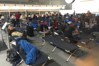 Paraliż na lotnisku, Polacy nie mogą wrócić do domu