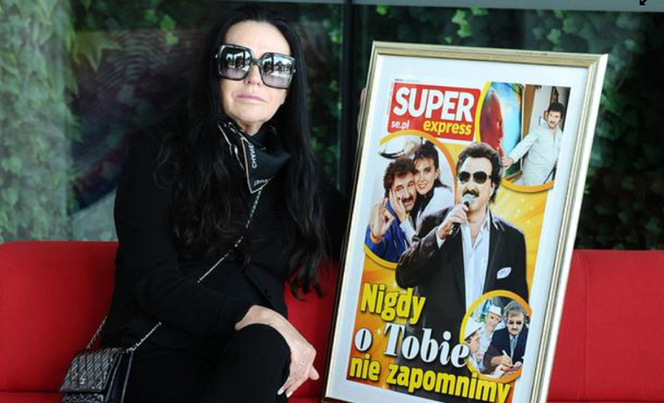 Ewa Krawczyk z pamiątkową okładką Super Expressu
