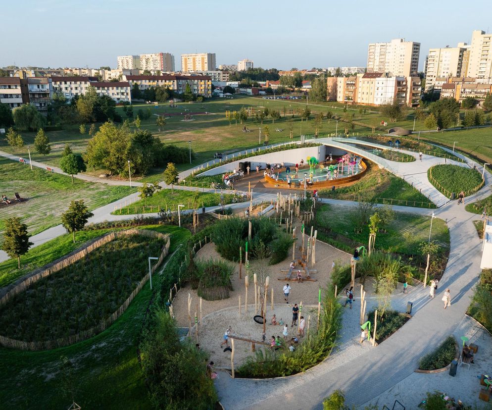Nowoczesny park Jaworek w Tychach z lotu ptaka. O wodnym placu zabaw z kładką przeczytasz w serwisie Architektura.