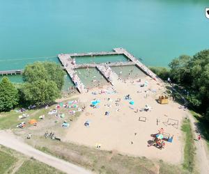 Ogromny pomost i piaszczysta plaża. To miejsce na Mazurach przyciąga tłumy turystów. Zobacz zdjęcia