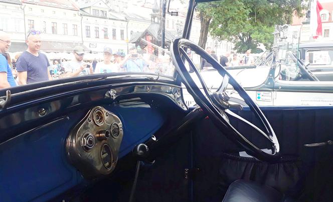 XX Podkarpacki Rajd Pojazdów Zabytkowych - konkurs elegancji na Rynku w Rzeszowie