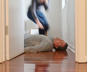 Może zacząć się przez infekcję, a skończyć nagłą śmiercią. Te wczesne objawy padaczki trzeba znać 