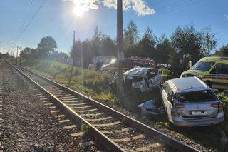Pomyliła biegi i dwa samochody wjechały pod pociąg