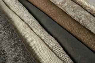 Moda na wiosnę i lato 2025. To będzie czas słońca, przewienych tkanin oraz kontrastów 