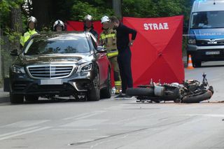 Koszmar na drodze w Konstancinie. Kawasaki zderzyło się z porsche i mercedesem. Nie żyje 21-latka