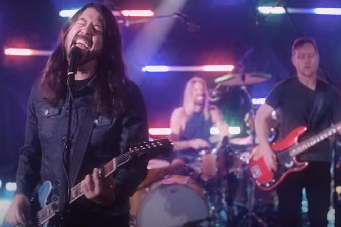 Foo Fighters zamieniają się w Dee Gees w teledysku 'You Should Be Dancing'