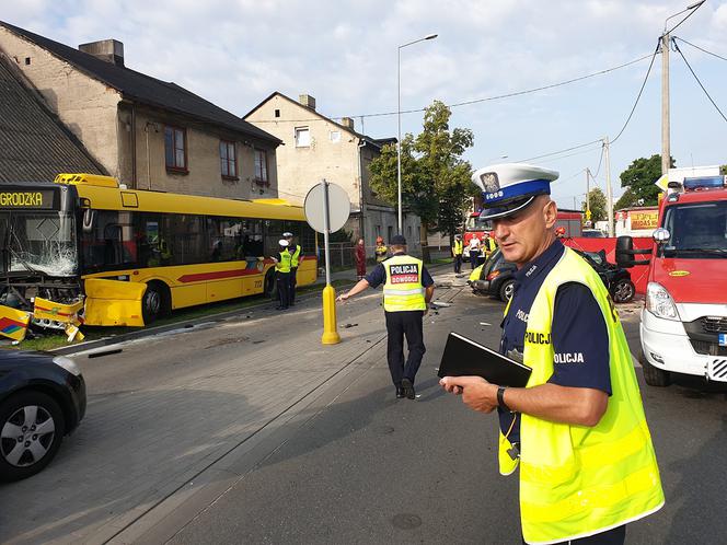 Koszmarny finał zderzenie samochodu z autobusem we Włocławku. Kobieta zginęła na miejscu!