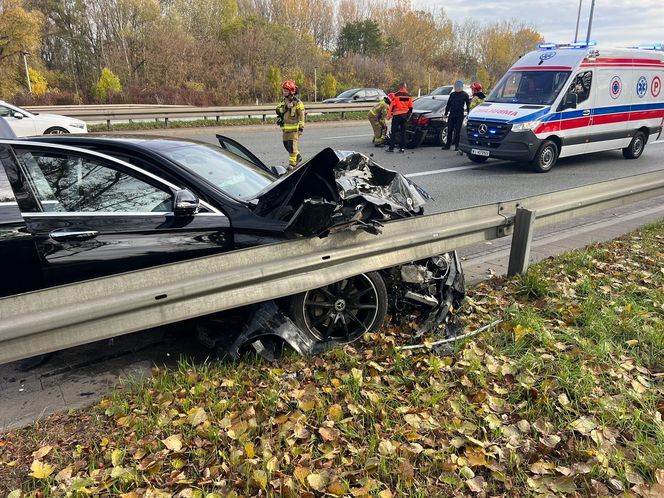 Kluczowa droga w Warszawie zablokowana. Poważny wypadek na Wisłostradzie