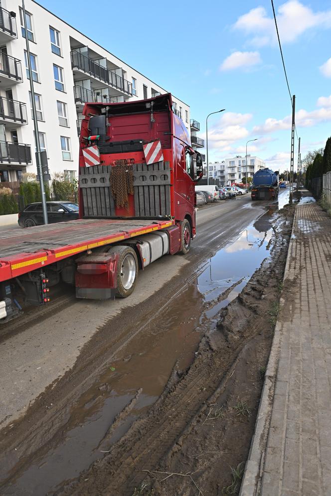  Ciężarówki nie dają żyć mieszkańcom osiedla na Białołęce. "To jest makabra" 