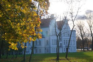 Pałac w Baranowicach jesienią