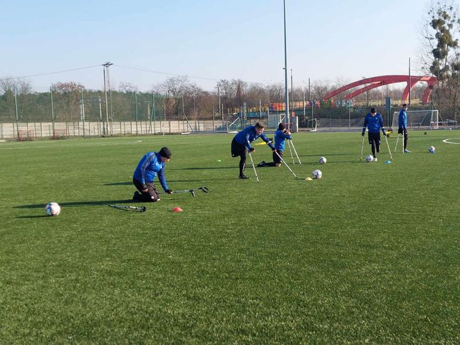 Po amputacji nic sie nie kończy. Trenują w drużynie Amp Futbolu Zawiszy Bydgoszcz. Są jedną nogą w finale