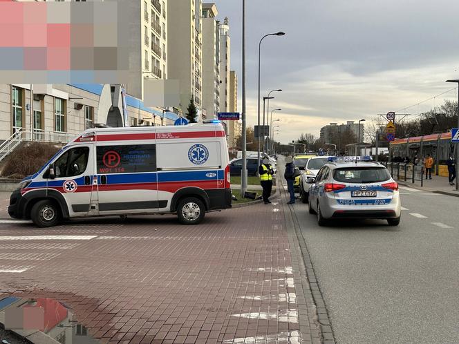 Koszmarny wypadek na warszawskim Bródnie. Nastolatek wpadł pod rozpędzoną osobówkę. Utknął pod autem