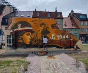 Jelenia Góra upamiętnia Powstańców Warszawskich. Zobacz piękny mural 