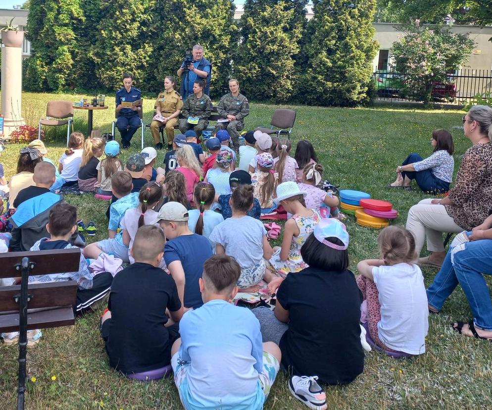 Panie w mundurach czytały dzieciom! Czytanie na trawie w Bibliotece Pedagogicznej w Siedlcach