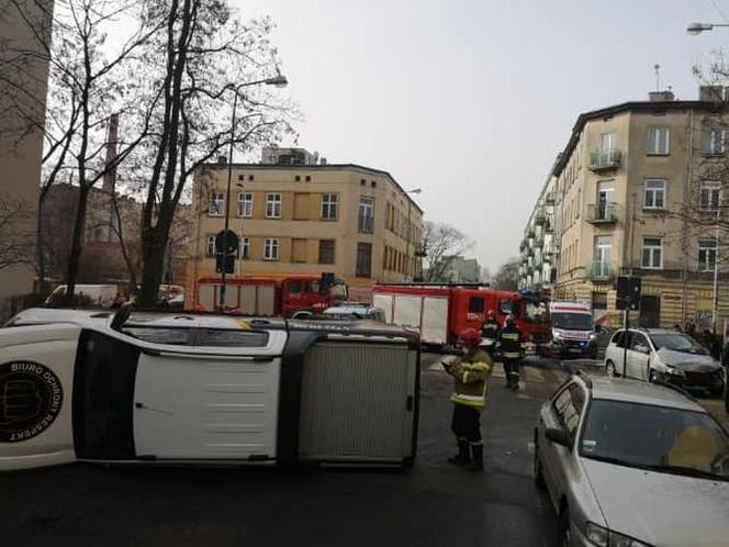 PILNE: Groźny wypadek na 6 Sierpnia w Łodzi. PRZEWRÓCONE NA BOK auto blokuje ulicę!