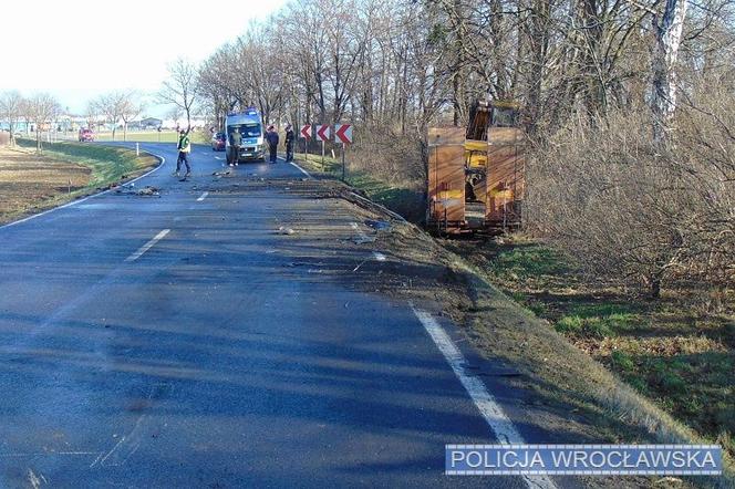 Groźny wypadek pod Wrocławiem. Samochód osobowy zderzył się czołowo z ciężarówką!